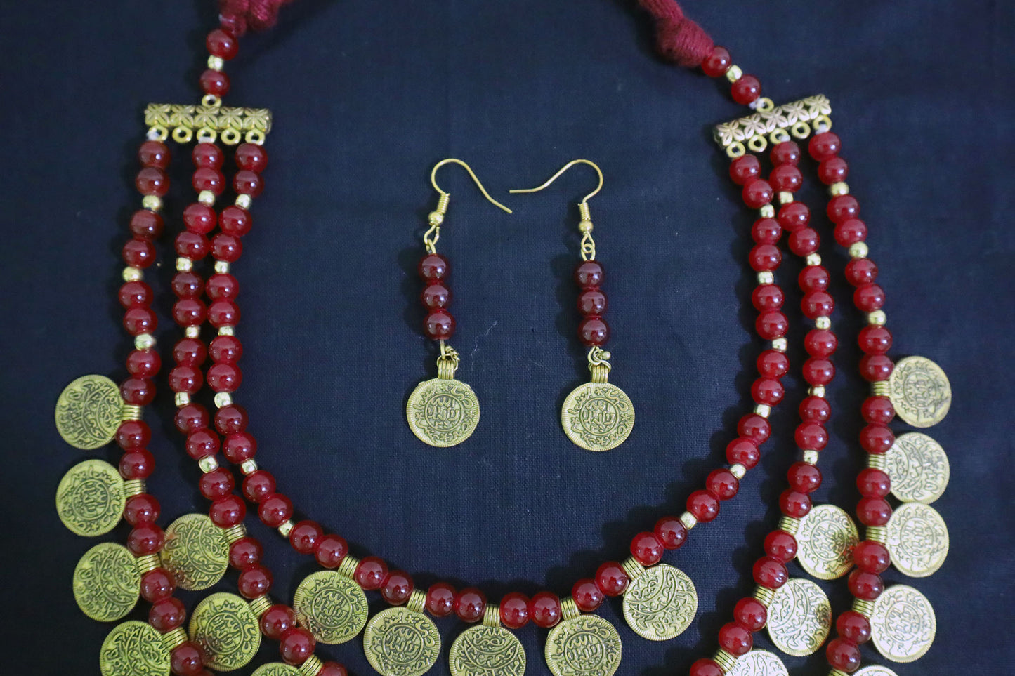 Middle section close-up showing golden ginni detailing and glass beads of necklace set